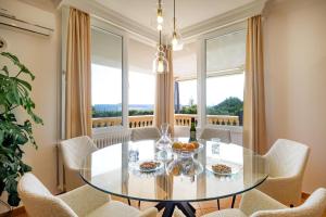 サン・リュイスにあるVilla Rafaelのガラスのテーブルと椅子のあるダイニングルーム