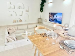 een houten tafel met wijnglazen in de woonkamer bij Bali-Style Villa with Private Pool, 3 Min Walk to Bangrak Beach in Nathon Bay