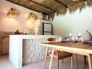 een eetkamer met een tafel en een open haard bij Bali-Style Villa with Private Pool, 3 Min Walk to Bangrak Beach in Nathon Bay