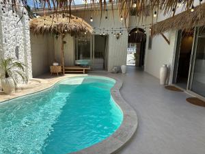 een zwembad in het midden van een gebouw bij Bali-Style Villa with Private Pool, 3 Min Walk to Bangrak Beach in Nathon Bay