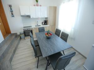Dapur atau dapur kecil di Luxury Apartment with heated pool in Starigrad +30 gambar