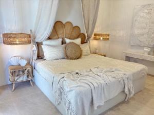 een slaapkamer met een groot bed met een houten hoofdeinde bij Bali-Style Villa with Private Pool, 3 Min Walk to Bangrak Beach in Nathon Bay +58 foto's