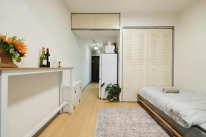 Ένα ή περισσότερα κρεβάτια σε δωμάτιο στο home story in Tokyo Okubo 東京屋語 in 新大久保 新宿