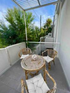 a patio with a table and chairs on a balcony at Casa Carmela in Cozze