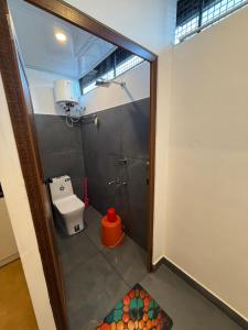 un piccolo bagno con wc e doccia di AAN GREENS Rooms And Dormitorys a Vaduvanchal