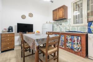 Η κουζίνα ή μικρή κουζίνα στο Una porta a mare