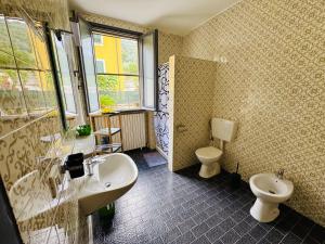 a bathroom with a sink and a toilet at Villa Sans Repit in Dolceacqua