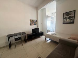 a living room with a couch and a table at Studio completo ENTRADA pela PRAIA DE COPACABANA, com ar, wifi, netflix, até 4 pessoas, pauloangerami AA3806 in Copacabana +24 photos