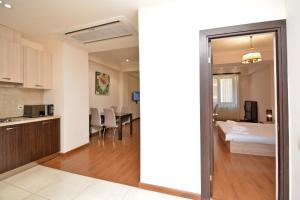 Dapur atau dapur kecil di Prime apartment in Buzand 17 +14 gambar