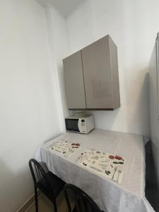 a small room with a table with a microwave at Studio completo ENTRADA pela PRAIA DE COPACABANA, com ar, wifi, netflix, até 4 pessoas, pauloangerami AA3806 in Copacabana