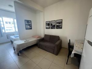 a room with a couch and a bed and a chair at Studio completo ENTRADA pela PRAIA DE COPACABANA, com ar, wifi, netflix, até 4 pessoas, pauloangerami AA3806 in Copacabana