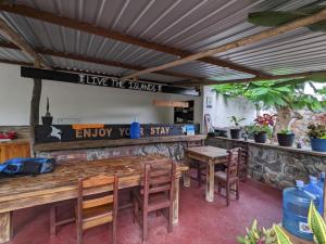 un restaurant avec une table et des chaises en bois dans l'établissement Galapagos Morning Glory, à Puerto Ayora