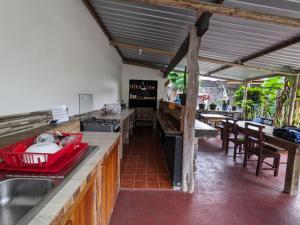 - une cuisine avec un comptoir, un évier et une table dans l'établissement Galapagos Morning Glory, à Puerto Ayora 56 autres photos