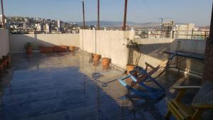 un patio avec une table et des chaises sur un toit dans l'établissement apartment, à Tbilissi