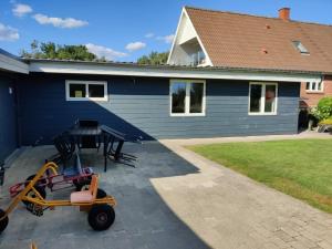 a backyard with a ping pong table and a house at Landstedet Billund in Billund