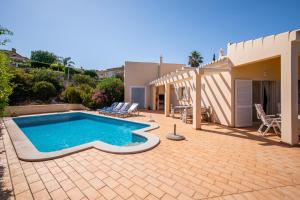 ein Hinterhof mit einem Swimmingpool und einem Haus in der Unterkunft 420 Villa Maren in Lagos