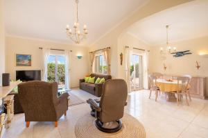 ein Wohnzimmer mit Sofa und Tisch in der Unterkunft 420 Villa Maren in Lagos