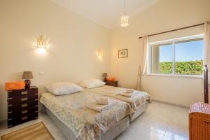 ein Schlafzimmer mit einem Bett und einem Fenster in der Unterkunft 420 Villa Maren in Lagos + 34 Fotos