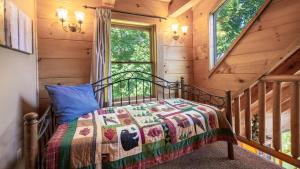 Cama o camas de una habitación en Stunning Mountain Views! Hot Tub Games