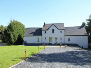a large white house with a large driveway at Houffalize Forest View Villa in Wibrin