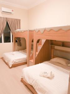 two bunk beds in a small room with at Dreamwood Villa Sakeh in Muar