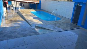 a swimming pool with a shower in a house at Espaço tá moiado in Guarulhos
