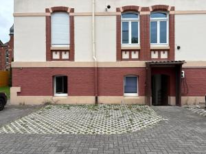 a brick building with a parking lot in front of it at Boho & Loft 2 Zimmer Parkplatz in Bad Hersfeld