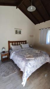 a bedroom with a large bed in a room at Chalés Vitória in Cunha