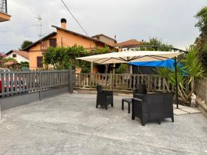 a patio with a table and chairs and an umbrella at Dea Bendata A frodite in Palestrina