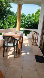 - une table et des chaises en bois sur une terrasse avec vue dans l'établissement Minara Guest House, à Mirissa 69 autres photos