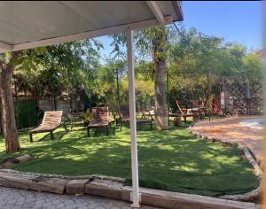 patio con 2 sedie e tavolo sotto ombrellone di Apto con piscina y barbacoa a La Alcayna