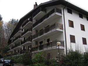 ein weißes Gebäude mit Balkon auf der Seite in der Unterkunft Le Tre Rose Montagna in Camigliatello Silano