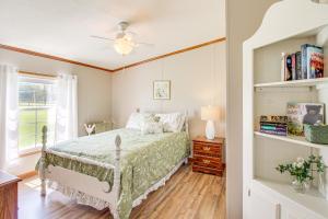 Katil atau katil-katil dalam bilik di Large Private Yard Home 16 Mi to Fall Creek Falls