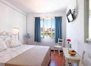 Ένα ή περισσότερα κρεβάτια σε δωμάτιο στο Hotel Caleta