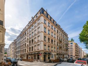 a large building on the corner of a street at Cocon Tête d'or in Lyon