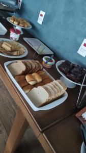 ein Tisch mit verschiedenen Brotsorten darauf in der Unterkunft Pousada Ebenézer de Cordeiro rj in Cordeiro