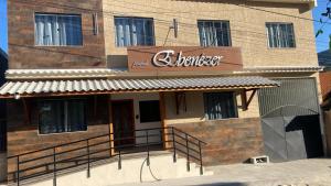 ein Gebäude mit einem Schild für ein Restaurant in der Unterkunft Pousada Ebenézer de Cordeiro rj in Cordeiro