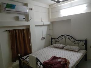 Ένα ή περισσότερα κρεβάτια σε δωμάτιο στο Holy Island guest house gangasagar +9 φωτογραφίες