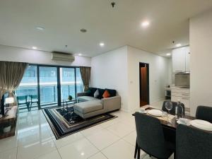 Η κουζίνα ή μικρή κουζίνα στο Mercu summer suits 1BR luxury couple room free Netflix 5mint WD KLCC by Top R