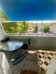 a balcony with a table and chairs and a window at Loft a deux pas des Remparts in Avignon