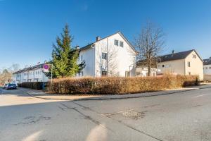 un edificio bianco sul lato di una strada di Monteur- & Gästewohnung mit Küche, WLAN & Parkplatz - SCH04 a Schramberg