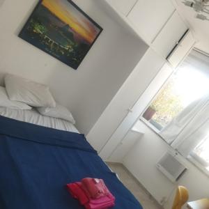 a bedroom with a bed and a window at Cobertura posto 5 in Rio de Janeiro