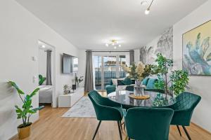 a living room with a table and chairs at Balcony Apartment I Direct connection to the Airport in 15 Min in Vienna