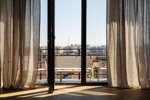 Habitación con ventanas grandes y vistas a la ciudad. en Citadel Signature Villa, en Brasov
