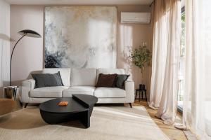 Una sala de estar con un sofá blanco y una mesa. en Citadel Signature Villa, en Brasov 65 fotos más