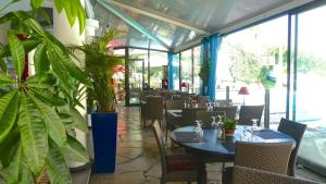 Εστιατόριο ή άλλο μέρος για φαγητό στο Cannes plages du Midi Appartements climatisés Bord de mer de 1 à 6 pers, 2 piscines, Parking privatif inclus
