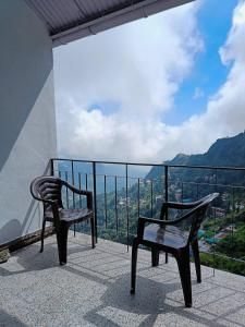 balcone con panchina e vista sulle montagne di After Dun Delight a Mussoorie