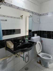 un bagno con lavandino e WC di After Dun Delight a Mussoorie