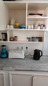 un bancone della cucina con una pentola a cottura lenta sul piano di lavoro di After Dun Delight a Mussoorie