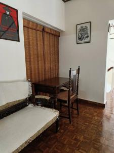 una camera da letto con scrivania, tavolo e sedia di After Dun Delight a Mussoorie